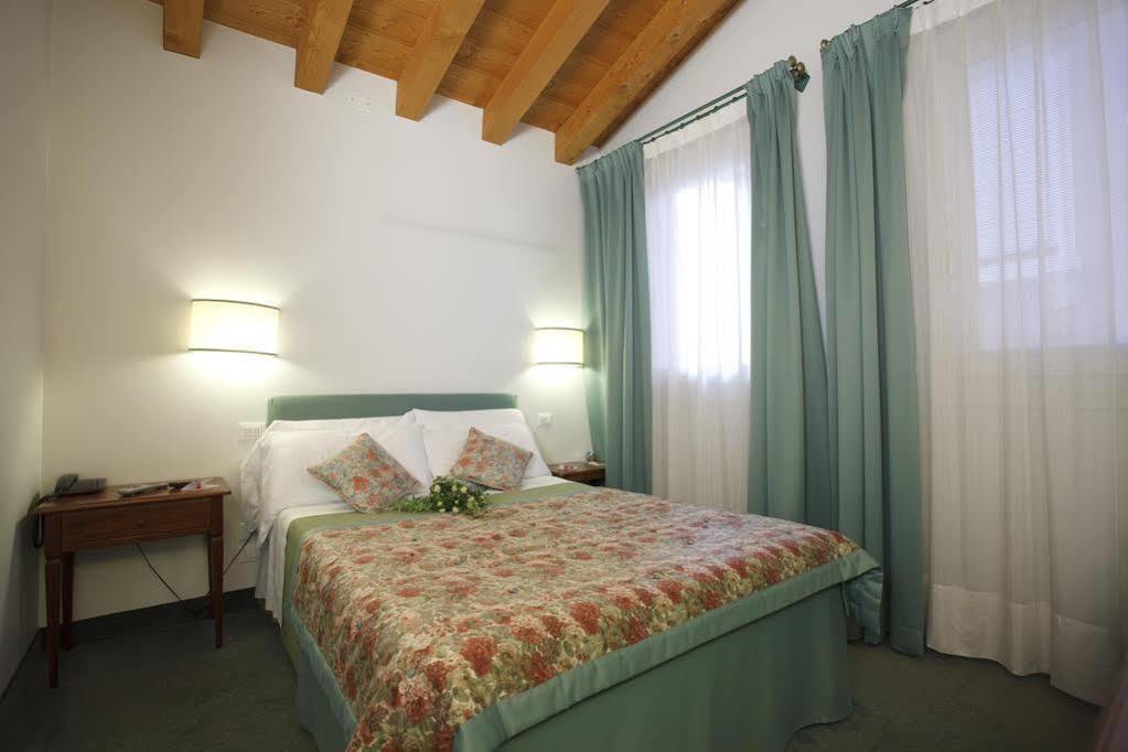 Albergo Al Moretto กัสเตลฟรันโก เวเนโต ภายนอก รูปภาพ