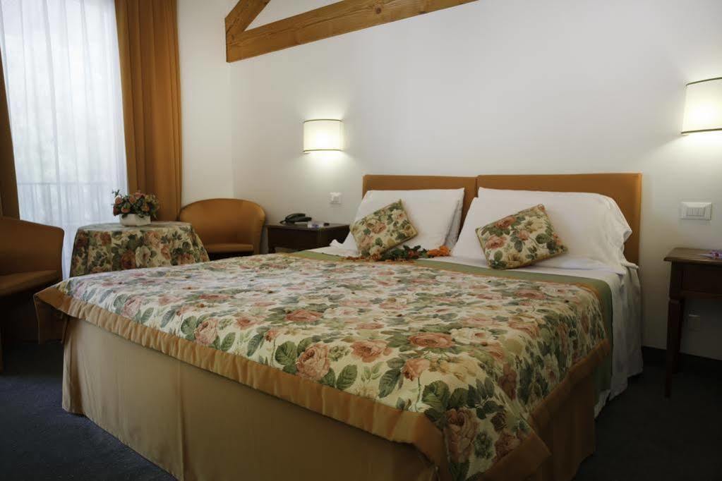 Albergo Al Moretto กัสเตลฟรันโก เวเนโต ภายนอก รูปภาพ