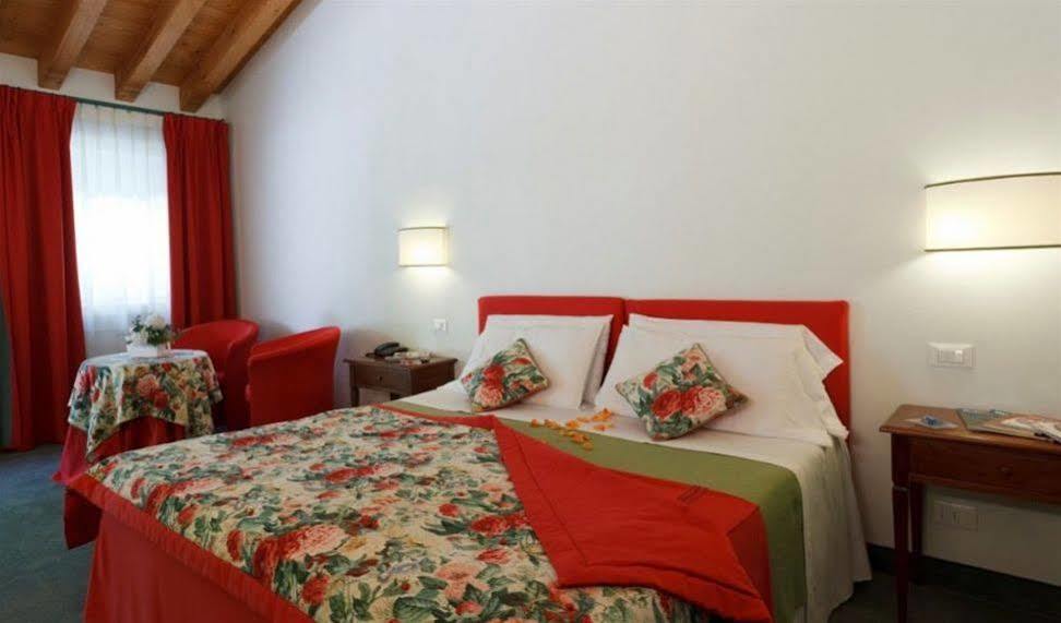 Albergo Al Moretto กัสเตลฟรันโก เวเนโต ภายนอก รูปภาพ